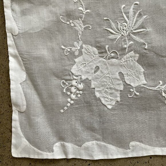 Vintage Organdie Madeira Applique Floral Embroidered Square Tablecloth 48'' x 48 - Picture 4 of 5